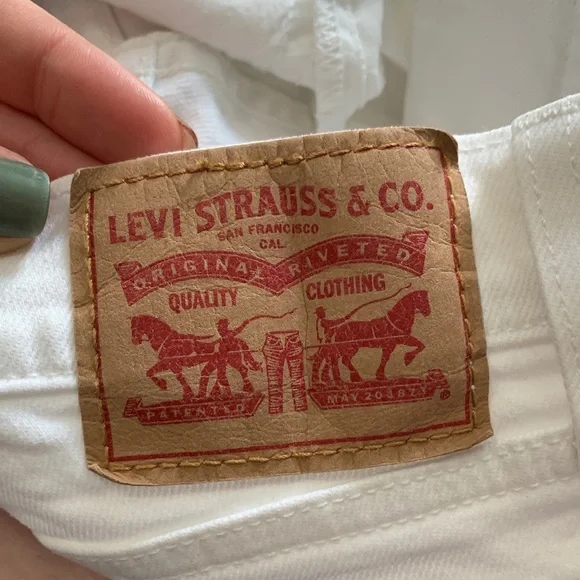 Levi's Distressed Boyfriend - Picture 3 of 8